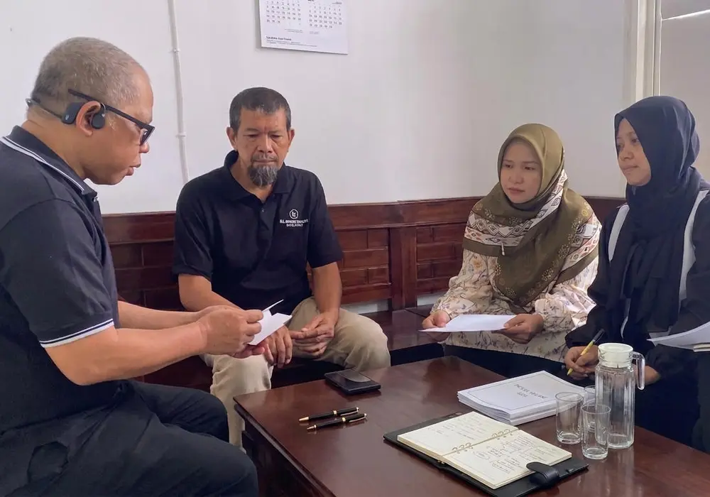 Suasana produksi di percetakan CV Bersatu Prima, Malang